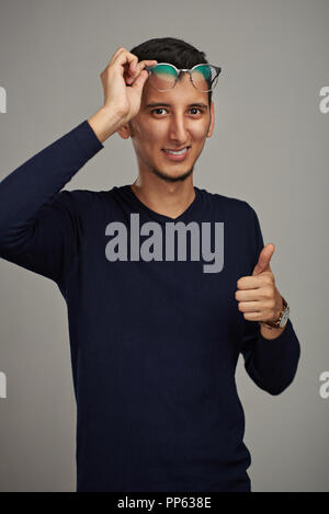 Mann, die Gläser nach Korrektur Stockfoto