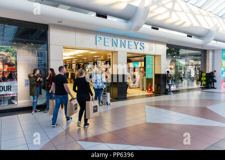 Blanchardstown, Dublin, Irland. 23. Sept. 2018: penneys Kleidung Store Front mit Logo Zeichen in der blanchardstown Center Shopping Mall Stockfoto