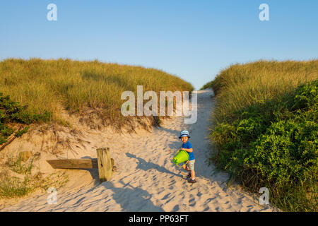 Cute Baby Boy am Strand. Hampton Beach, USA Stockfoto