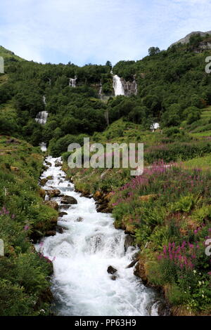 Wasserfall in der Nähe briksdalsbreen Norwegen Stockfoto