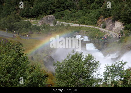 Schönen Wasserfall in Norwegen bei briksdalsbreen Stockfoto