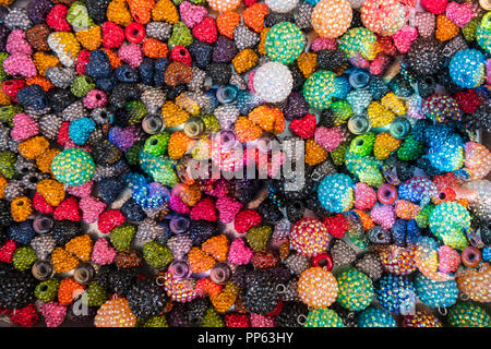 Schönen Hintergrund von bunten Schmuck Perlen in vielen Formen und Materialien. Stockfoto