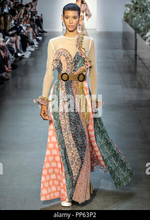NEW YORK, NY - 10. September 2018: Dilone geht der Start- und Landebahn an der Zimmermann Frühling Sommer 2019 fashion show während der New York Fashion Week Stockfoto