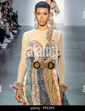 NEW YORK, NY - 10. September 2018: Dilone geht der Start- und Landebahn an der Zimmermann Frühling Sommer 2019 fashion show während der New York Fashion Week Stockfoto