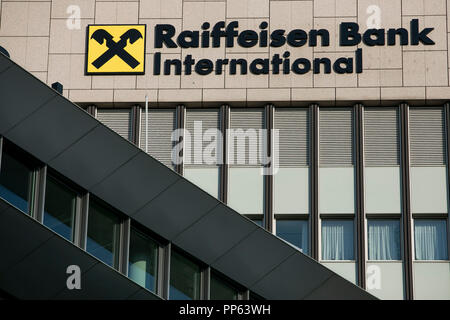 Ein logo Zeichen außerhalb des Hauptsitzes der Raiffeisen Bank International (RBI) in Wien, Österreich, am 5. September 2018. Stockfoto