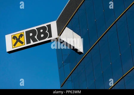 Ein logo Zeichen außerhalb des Hauptsitzes der Raiffeisen Bank International (RBI) in Wien, Österreich, am 5. September 2018. Stockfoto