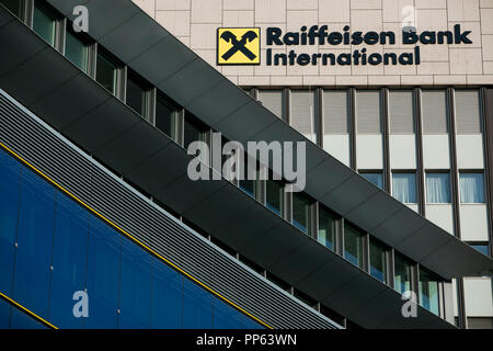 Ein logo Zeichen außerhalb des Hauptsitzes der Raiffeisen Bank International (RBI) in Wien, Österreich, am 5. September 2018. Stockfoto