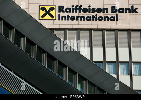 Ein logo Zeichen außerhalb des Hauptsitzes der Raiffeisen Bank International (RBI) in Wien, Österreich, am 5. September 2018. Stockfoto