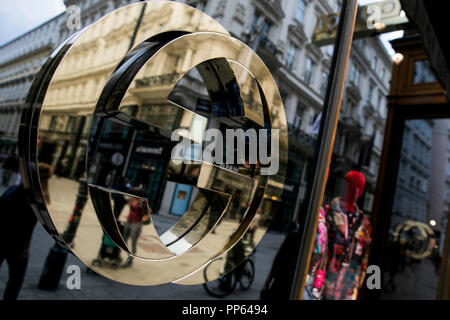 Ein logo Zeichen außerhalb eines Gucci Store in Wien, Österreich, 4. September 2018 Stockfoto