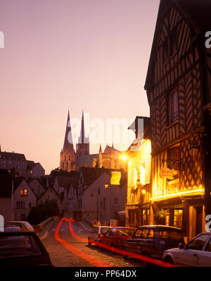 1993 historische Straße SZENE CATHEDRALE NOTRE DAME DE CHARTRES CHARTRES Eure et Loir FRANKREICH Stockfoto