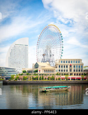 Die wunderschöne Skyline und Yokohama Yokohama Uferpromenade am Minato-Mirai und der Cosmo Wecker 21 Riesenrad Yokohama, Kanagawa Präfektur, Japan. Stockfoto