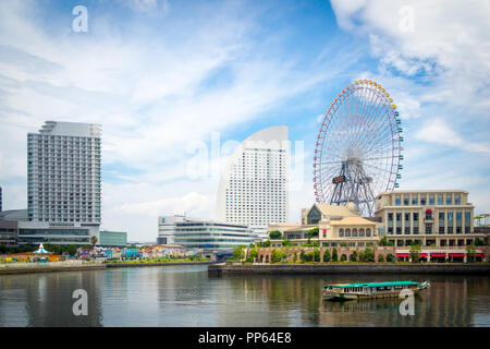 Die wunderschöne Skyline und Yokohama Yokohama Uferpromenade am Minato-Mirai und der Cosmo Wecker 21 Riesenrad Yokohama, Kanagawa Präfektur, Japan. Stockfoto