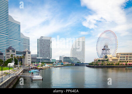 Die wunderschöne Skyline und Yokohama Yokohama Uferpromenade am Minato-Mirai und der Cosmo Wecker 21 Riesenrad Yokohama, Kanagawa Präfektur, Japan. Stockfoto