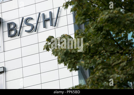 Ein logo Zeichen außerhalb des Hauptsitzes der BSH Hausgeräte GmbH (BSH Haushaltsgeräte) in München, Deutschland, am 8. September 2018. Stockfoto