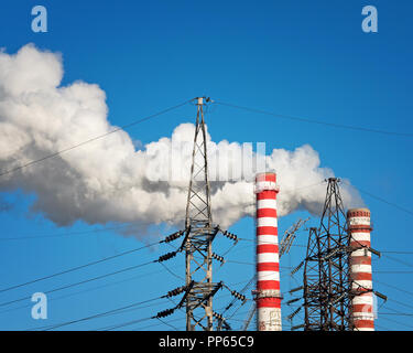 Tabakpfeifen von thermischen Kraftwerk und Tangente Türmen als städtisch-industriellen Szene Stockfoto