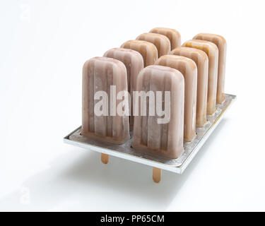 Kalte Schokolade Dessert auf einem Stock in Kunststoff Form auf einen weißen Hintergrund mit kopieren. Eis am Stiel. Stockfoto
