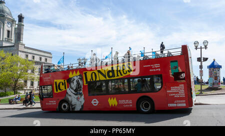 Touristen ein doppeldecker Hop-on Hop-off Bus einsteigen in Place d'Armes, geplant zu verlassen auf eine Sightseeing Tour von Quebec City. Québec, Kanada. Stockfoto