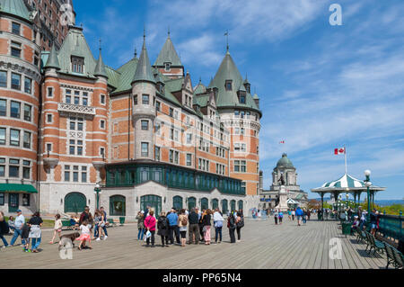 Touristen genießen Sie einen Spaziergang auf dem Holzsteg der Dufferin Terrasse, auf der Seite von Château Frontenac. Quebec City, Kanada Stockfoto