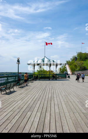 Pavillon auf dem Holzsteg der Dufferin Terrace. Blick auf die Zitadelle von Quebec. Quebec City, Kanada Stockfoto