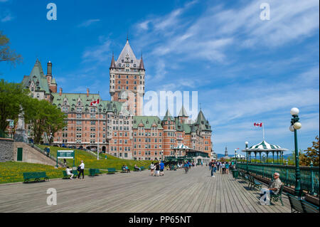 Touristen genießen Sie einen Spaziergang auf dem Holzsteg der Dufferin Terrace, neben Château Frontenac Hotel - ein UNESCO Weltkulturerbe. Stockfoto