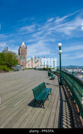 Die Esplanade auf der Terrasse Dufferin, mit Bänken, Strassenlaternen, Leitplanken und Pavillons. Château Frontenac in den Rücken - ein UNESCO Weltkulturerbe. Stockfoto