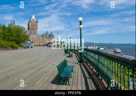 Die Esplanade auf der Terrasse Dufferin, mit Bänken, Strassenlaternen, Leitplanken und Pavillons. Château Frontenac in den Rücken - ein UNESCO Weltkulturerbe. Stockfoto