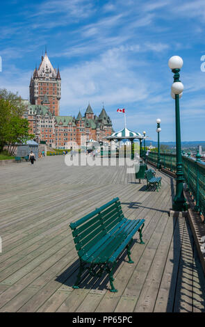 Die Esplanade auf der Terrasse Dufferin, mit Bänken, Strassenlaternen, Leitplanken und Pavillons. Château Frontenac in den Rücken - ein UNESCO Weltkulturerbe. Stockfoto