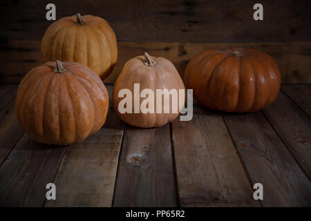 Thanksgiving Konzept. Bunte Kürbisse auf rustikalen Holzmöbeln Hintergrund Kopie Raum Stockfoto