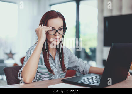 Junge Unternehmer moderne Frau online Kommunikation per Laptop indoor Stockfoto