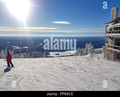 Malerische Aussicht auf ein Skigebiet Mont-Tremblant, Quebec, Kanada auf einen sonnigen schönen Tag. Stockfoto