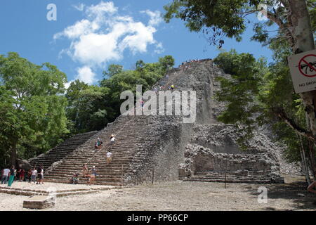 Touristen, die archäologische Stätte von Coba in Mexiko besuchen mit seinen schönen 45 Meter hohe Pyramide, wo Klettern ist auf Gefahr des Tourist ihn Stockfoto