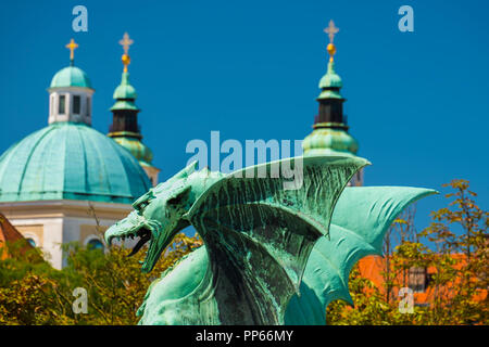 Drachen Statue auf dem Drachen Brücke. Stockfoto