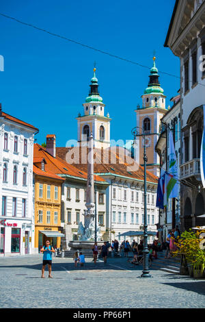 Ljubljana die Kathedrale oder die Kirche St. Nicola und Brunnen der drei Krainer Flüsse. Stockfoto