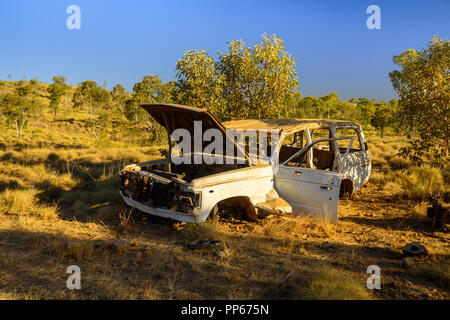 Weißes auto Wrack, hinter im australischen Outback, Australien links Stockfoto