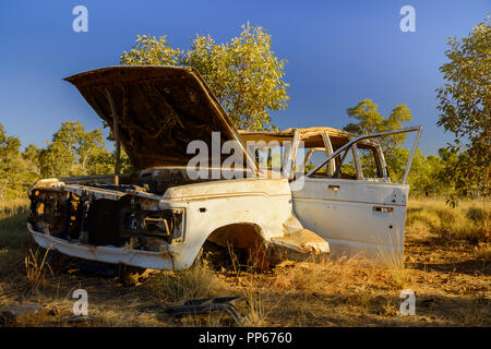 Weißes auto Wrack, hinter im australischen Outback, Australien links Stockfoto