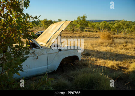 Weißes auto Wrack, hinter im australischen Outback, Australien links Stockfoto