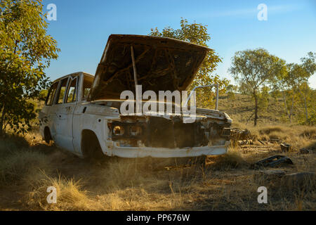 Weißes auto Wrack, hinter im australischen Outback, Australien links Stockfoto