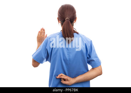 Ansicht der Rückseite des unehrlichen Frau, eine Krankenschwester oder der Arzt, die schwören Geste mit den Fingern hinter das Liegen medizinische Klinik Mitarbeiter Konzept auf der whi isoliert gekreuzt Stockfoto