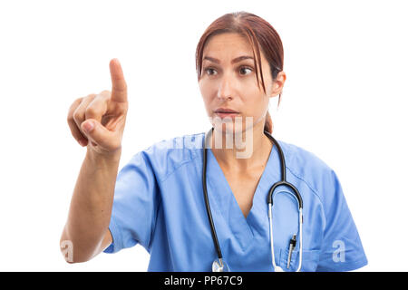 Neugierig Frau Krankenschwester oder Medic berühren unsichtbare digitale Bild mit Zeigefinger als futuristisch Medizintechnik Konzept auf weißem Hintergrund Stockfoto