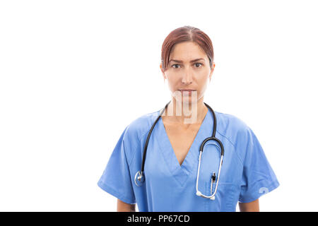 Portrait von Frau weibliche eine Krankenschwester oder der Arzt trägt blaue Kittel und Stethoskop als medizinische Klinik Mitarbeiter Konzept auf weißem Hintergrund Stockfoto
