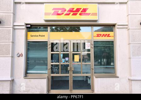 NOVI SAD, Serbien - AUGUST 14: DHL Service Point am 14. August 2012 in Novi Sad, Serbien. DHL ist Weltmarktführer im Luft- und e-mail. Es gibt si Stockfoto