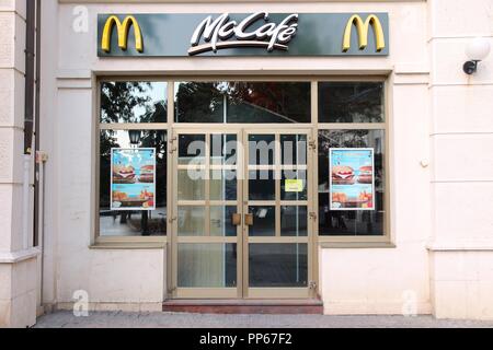 NOVI SAD, Serbien - 14. August: McDonalds Restaurant am 14. August 2012 in Novi Sad, Serbien. McDonalds hatte 8,6 Milliarden USD in 2012 und Stockfoto