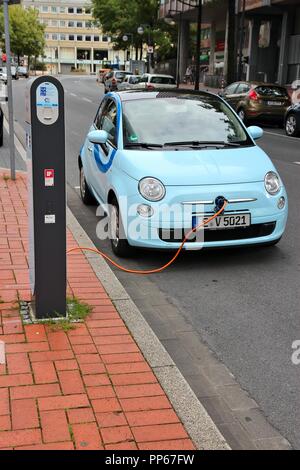 DORTMUND, Deutschland - 15. Juli: Elektrisches Auto wird am Juli 15, 2012 in Dortmund, Deutschland. Deutschland angekündigt, es soll haben 1 Millionen Elektro Stockfoto