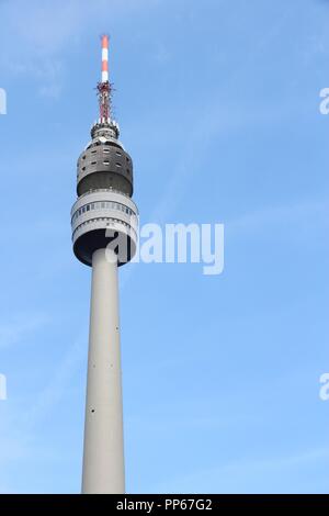 DORTMUND, Deutschland - 16. Juli: Florianturm Fernsehturm am Juli 16, 2012 in Dortmund, Deutschland. Die Struktur ist 219.6 Meter (720 ft) hoch, wurde abgeschlossen Stockfoto