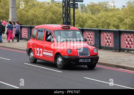 LONDON, UK, 13. MAI 2012: Taxi Laufwerke in London. Ab 2012 gab es 24.000 lizenzierte Taxis in London. Stockfoto