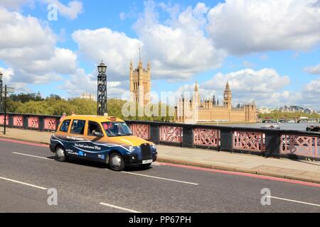 LONDON, UK, 13. MAI 2012: Taxi Laufwerke in London. Ab 2012 gab es 24.000 lizenzierte Taxis in London. Stockfoto