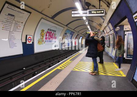 LONDON, Großbritannien - 15 Mai, 2012: Reisende am U-Bahnhof Camden Town in London warten. Die Londoner U-Bahn ist der 11 Verkehrsreichsten U-System weltweit Stockfoto