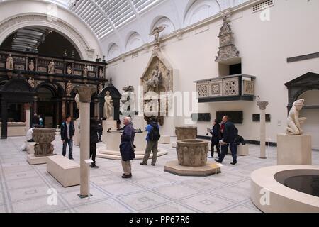 LONDON, UK, 14. MAI 2012: Besucher bewundern Exponate im Victoria und Albert Museum in London. Mit mehr als 2.2 Millionen jährlichen Besuchern (2009) Es ist t Stockfoto