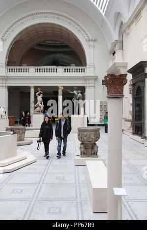 LONDON, UK, 14. MAI 2012: Besucher bewundern Exponate im Victoria und Albert Museum in London. Mit mehr als 2.2 Millionen jährlichen Besuchern (2009) Es ist t Stockfoto