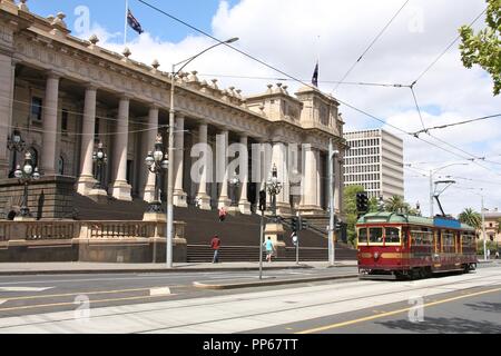 Das Parlament von Victoria State Building in Melbourne, Australien. Berühmte historische Straßenbahn - Tourismus Attraktion. Stockfoto